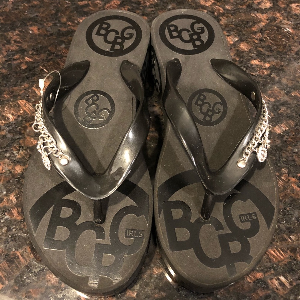 NWOT- BCBG Black Flip Flop